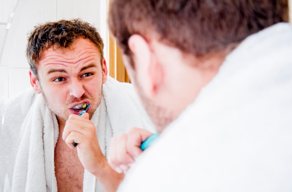 Obnażanie szyjek zębowych – jakie objawy powinny Cię zaniepokoić?