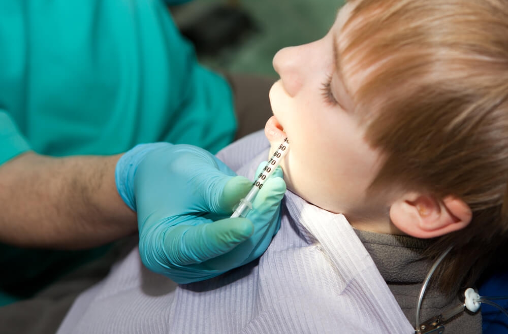 Leczenie zębów u dzieci pod narkozą – czy należy mieć obawy?