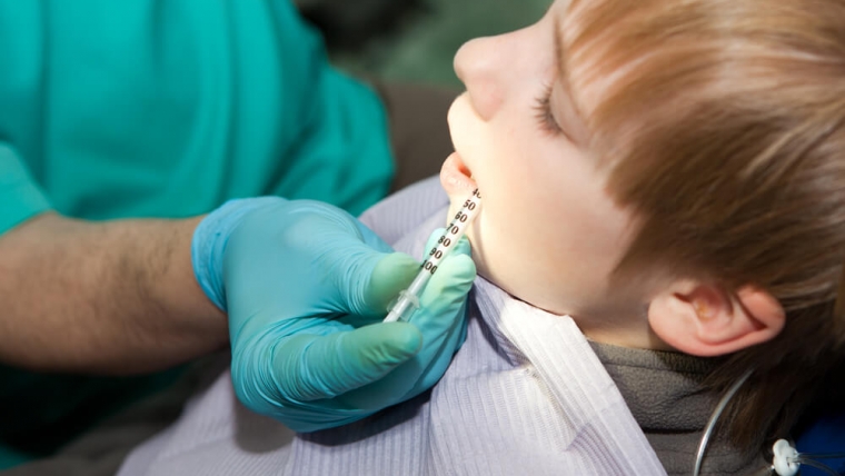 Leczenie zębów u dzieci pod narkozą – czy należy mieć obawy?