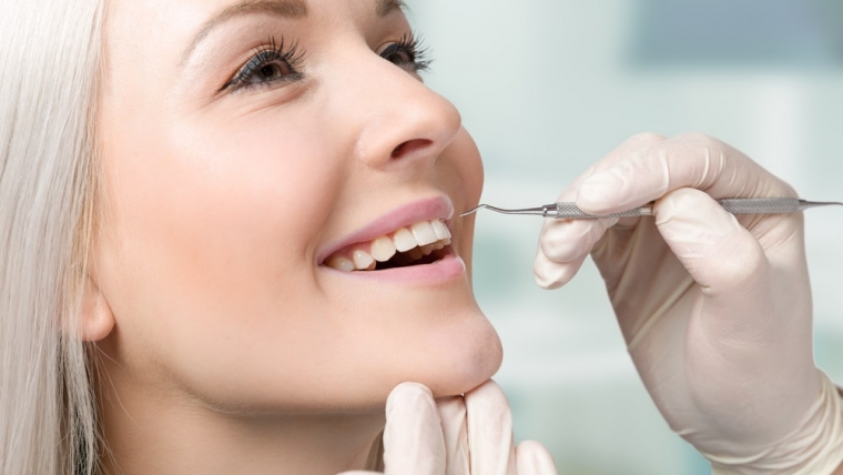 Jak utrzymać efekty leczenia ortodontycznego? Zalecenia po zdjęciu aparatu