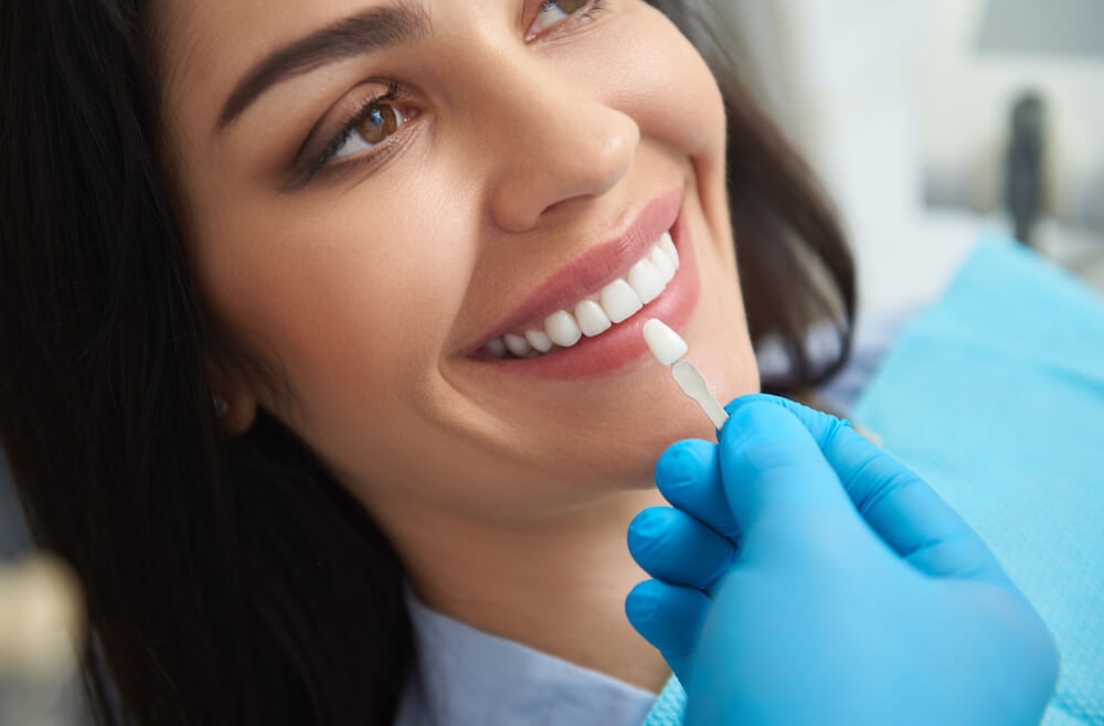 Dlaczego przed wykonaniem licówek niekiedy potrzebne jest przedłużenie korony zęba?