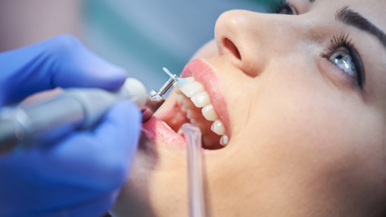 Czym jest dekontaminacja zęba i dlaczego warto przeprowadzić ją z wykorzystaniem lasera diodowego?
