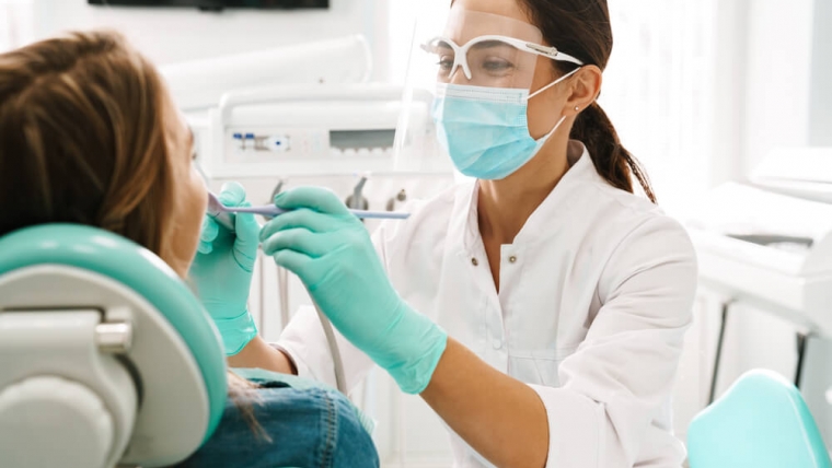 Zaciskanie zębów w nocy – dlaczego warto jak najszybciej udać się do stomatologa?