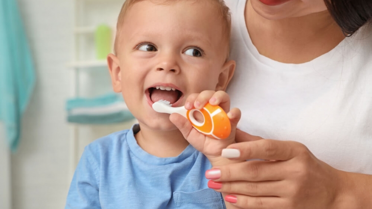 Higiena jamy ustnej u dzieci – jak dbać o zęby mleczne?