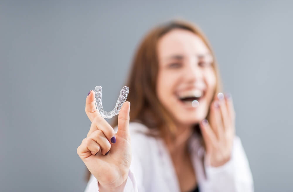Dlaczego leczenie ortodontyczne INVISALIGN jest tak skuteczne?