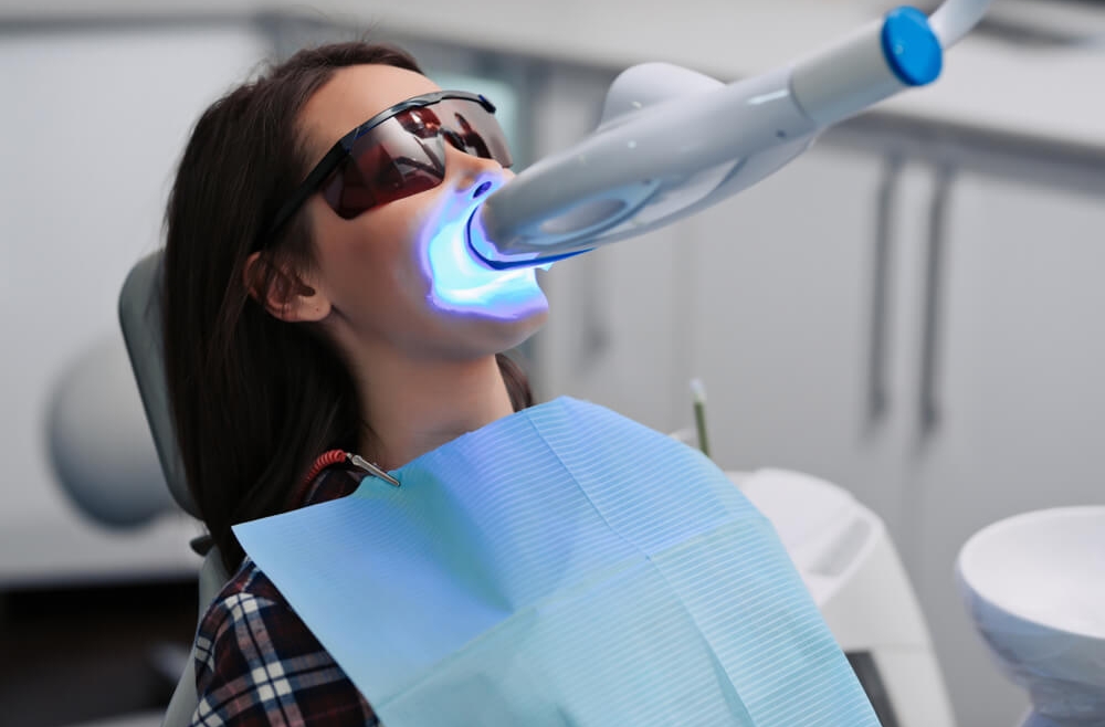 Wybielanie zębów – jak zadbać o to, by było bezpieczne?