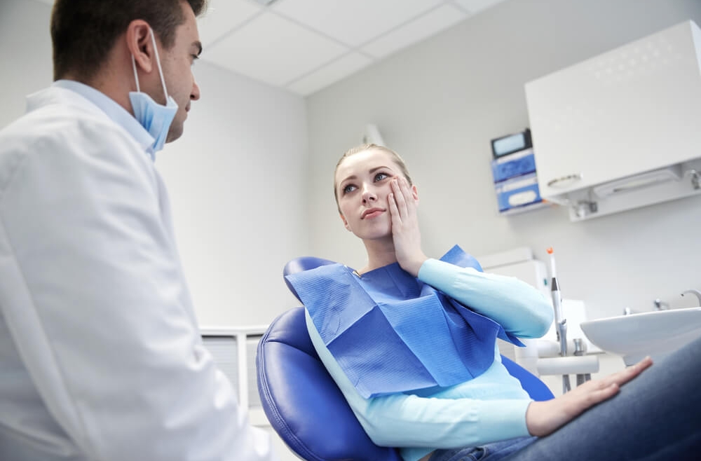 Ból zęba przy nagryzaniu – co oznacza? Na co może wskazywać? Kiedy się pojawia?