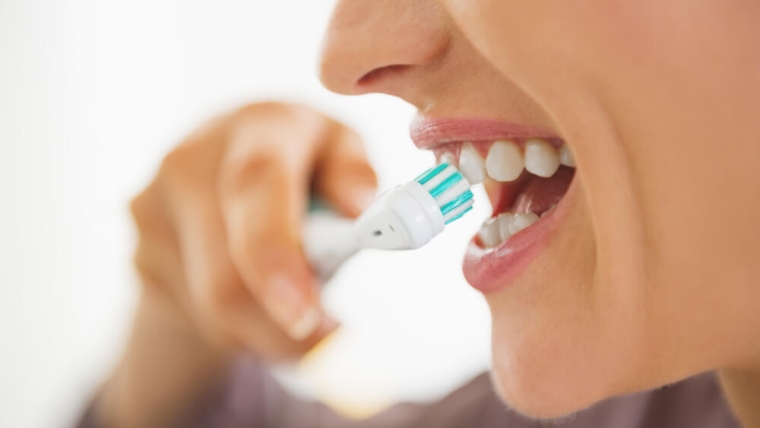 Jak prawidłowo myć zęby szczoteczką elektryczną?
