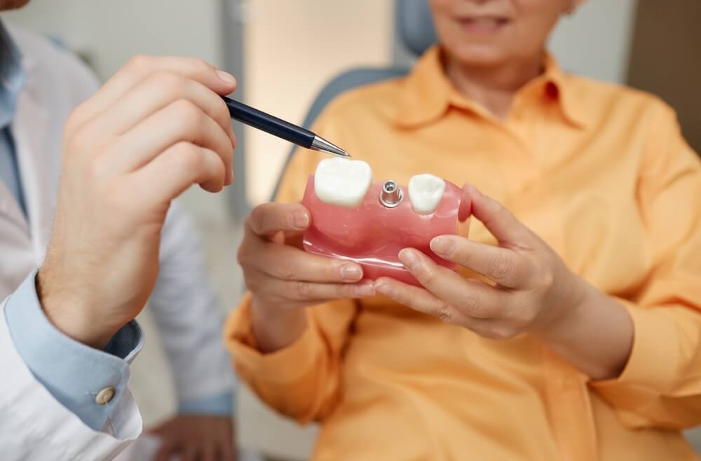 Implanty zębowe – dlaczego są tak drogie?