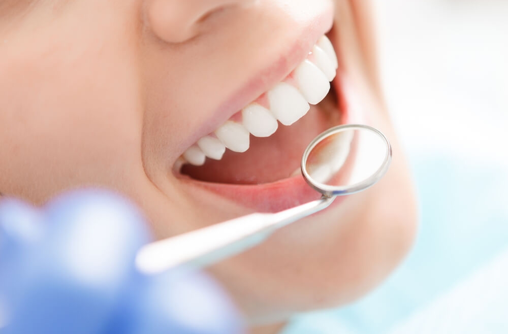 Co to jest abrazja zębów i jakie są sposoby jej leczenia?