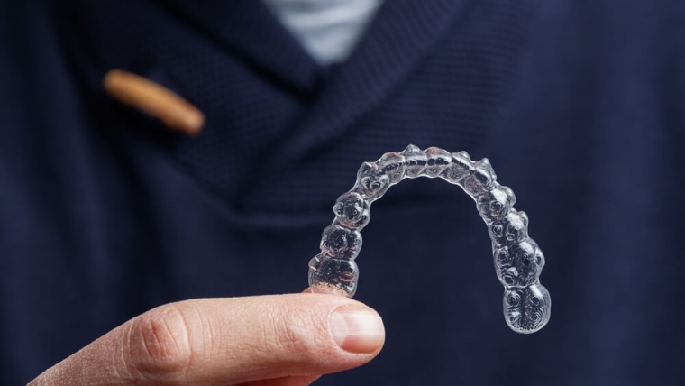Niewidoczne nakładki ortodontyczne – nowoczesne podejście do leczenia wad zgryzu