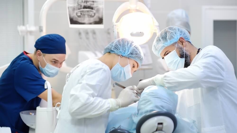 Na czym polega zabieg podniesienia dna zatoki szczękowej?
