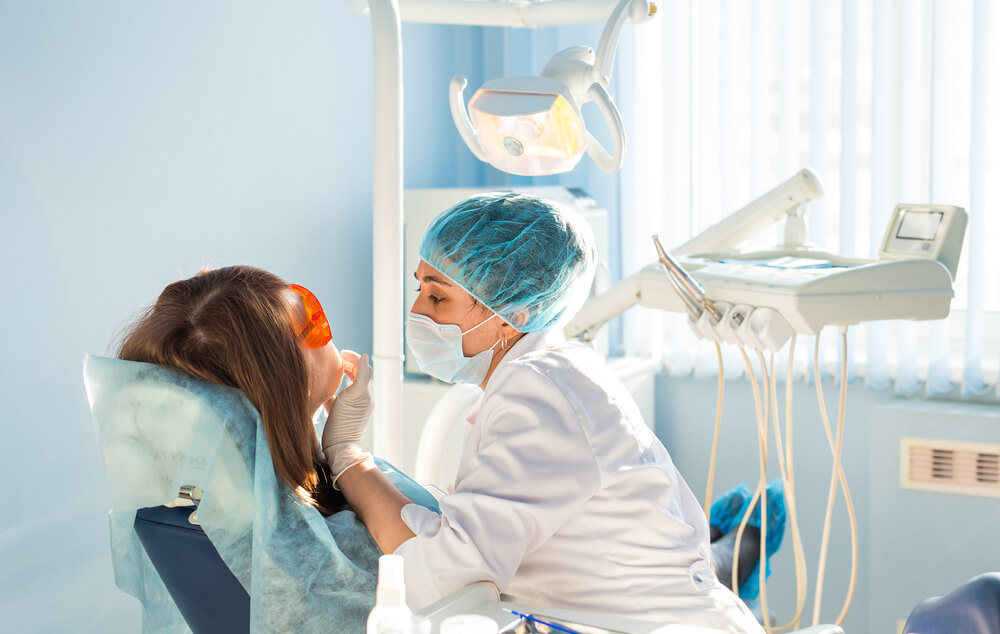 Ekspresowa protetyka stomatologiczna – kiedy można wykonać korony lub licówki w jeden dzień?