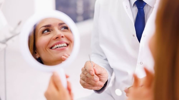 Odbudowa zęba jedynki – jak przywrócić naturalny wygląd i funkcję?